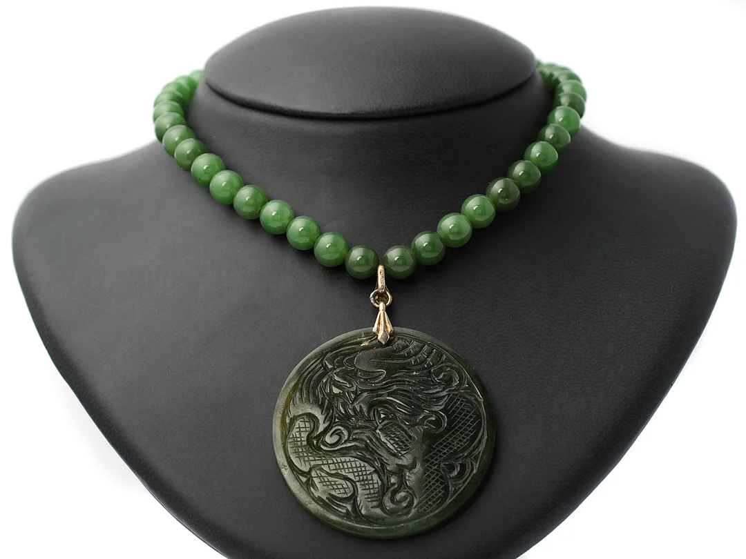 COLLIER, jade, kulor ca 8,0 mm, hängets diameter 5 cm, längd 71 cm, påse, grönt fodral. — Smycken/Collier — Kaplans