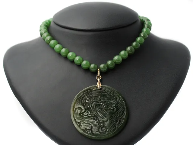 COLLIER, jade, kulor ca 8,0 mm, hängets diameter 5 cm, längd 71 cm, påse, grönt fodral.