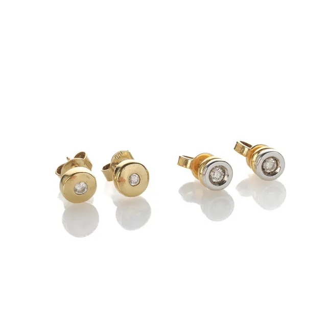 Two pairs of brilliant earrings of 14 kt