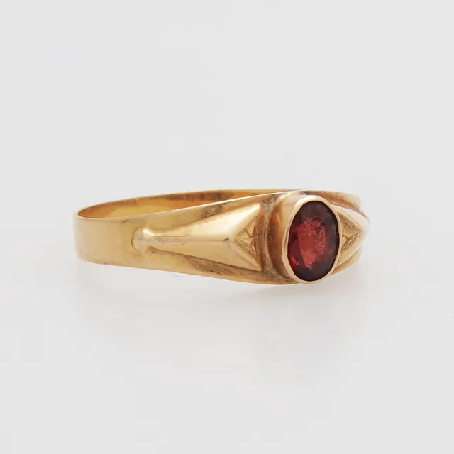 RING, guld 18k, med röd sten, Guldvaruaktiebolaget G. Dahlgren & Co Ab, Malmö 1912, vikt 1,31 gram.