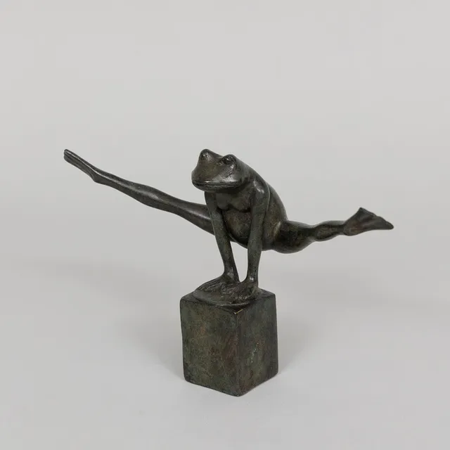ART PEOPLE GALLERY, SWEDEN. "Look at my legs", grönpatinerad brons, stämplad APG.