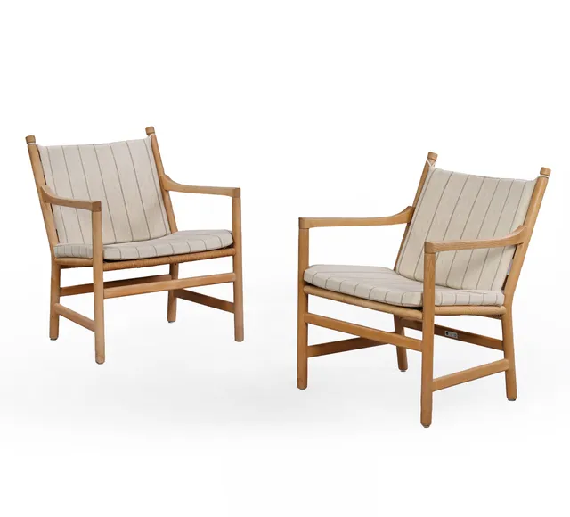 Hans J. Wegner. A pair of armchairs in solid oak/beech, model CH-44 (2)