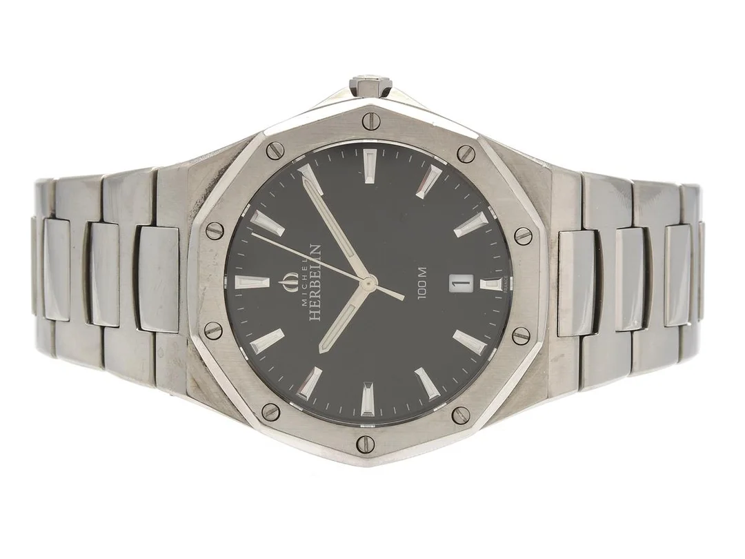 Michel Herbelin, Odyssée, stål, 40mm, quartz (batteribyte behövs), safirglas, datum, vattentålig 100m, ref. 12231, stållänk med fjärilslås, i box. — Klockor/Michel Herbelin — Kaplans
