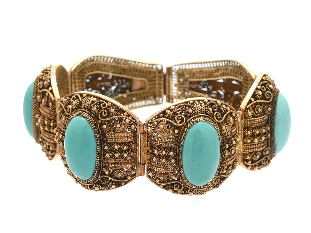 ARMBAND, förgyllt silver, 4 cabochonslipade turkoser, filigranarbete, bredd 2,8 cm, längd 17,5 cm, vikt 44,4 g. — Smycken/Armband — Kaplans