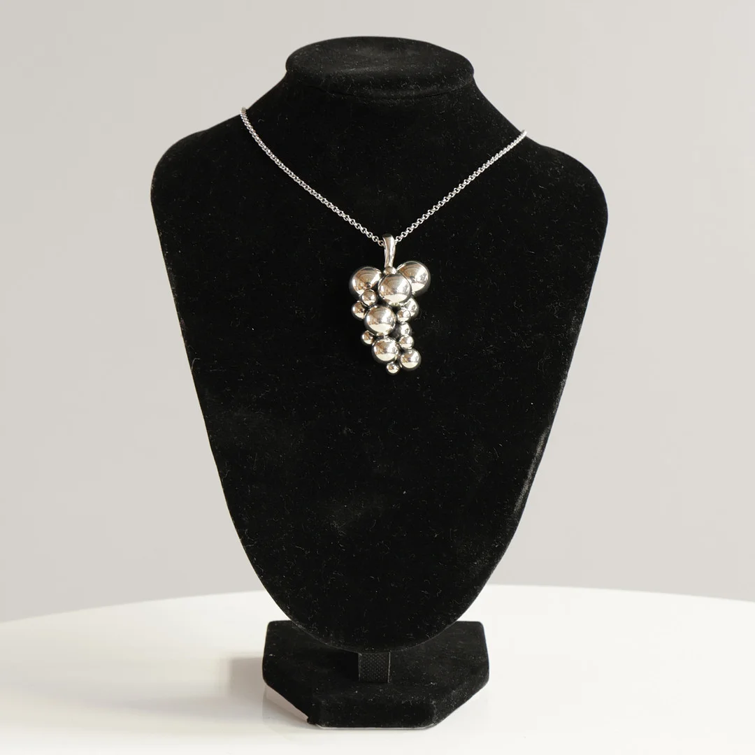 GEORG JENSEN. “Moonlight Grapes”, halskæde af sterlingsølv. Stemplet, 'Georg Jensen, 925 S'. — Necklace — Woxholt Auktioner