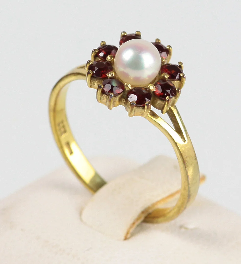 GRANAT PERLEN RING, GOLD 333. — Rings — Auktionshaus Bossard
