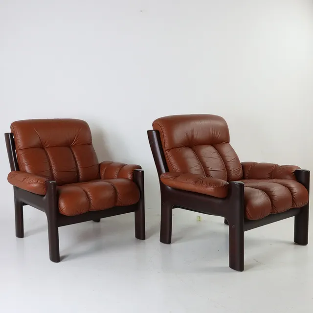 FÅTÖLJER, ett par, "Montana", lös rygg- & sittkudde i brunt skinn, mörkbetsat lövträ, Ekornes, Norge, 1970/80-tal (2).