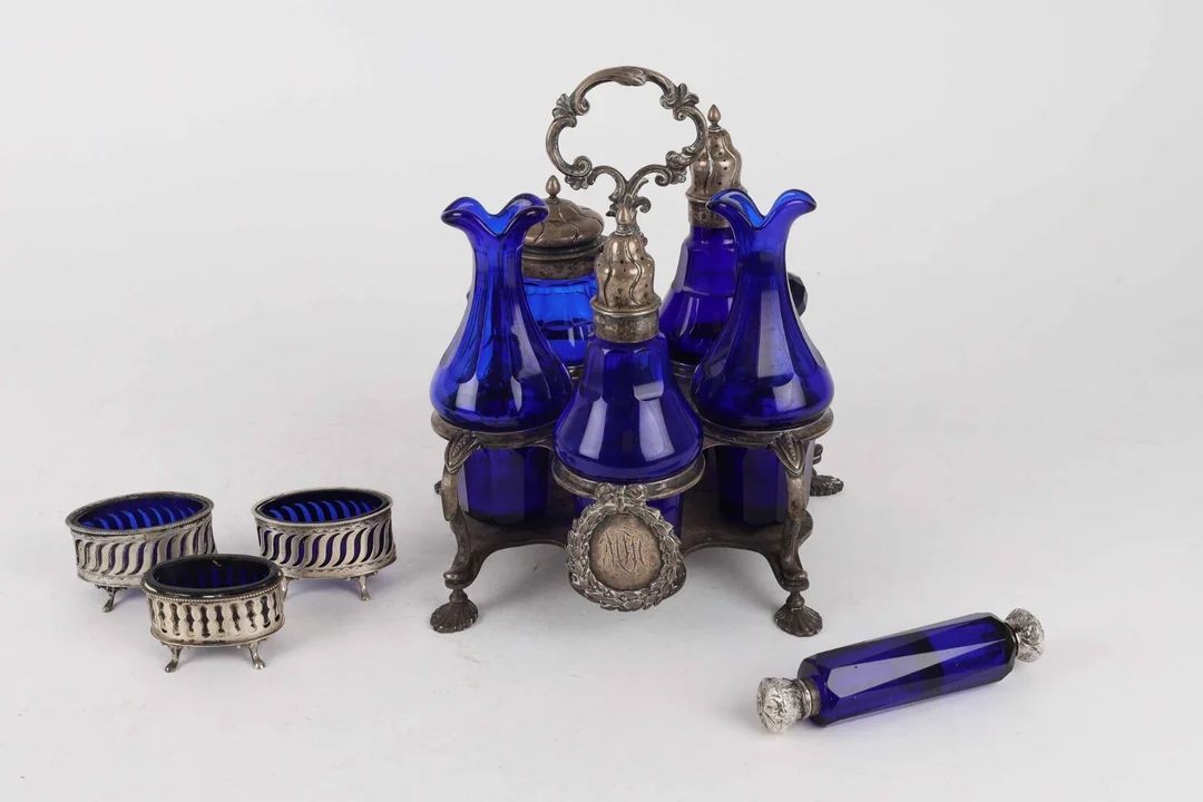 Plat de menage of silver, P. Hertz, Copenhagen 1896 with blue glass bottles and three salt pans — Silver, bronze, copper and pewter/Hollowware — Lauritz