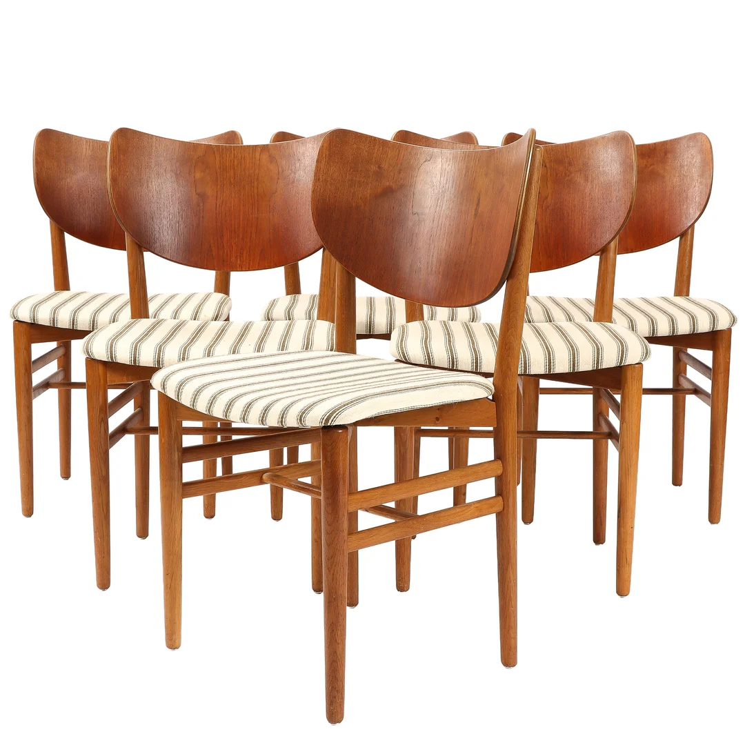 Danish furniture manufacturer: Set of six chairs in oak and teak, 1950/60s (6) — Furniture/Chairs — Lauritz