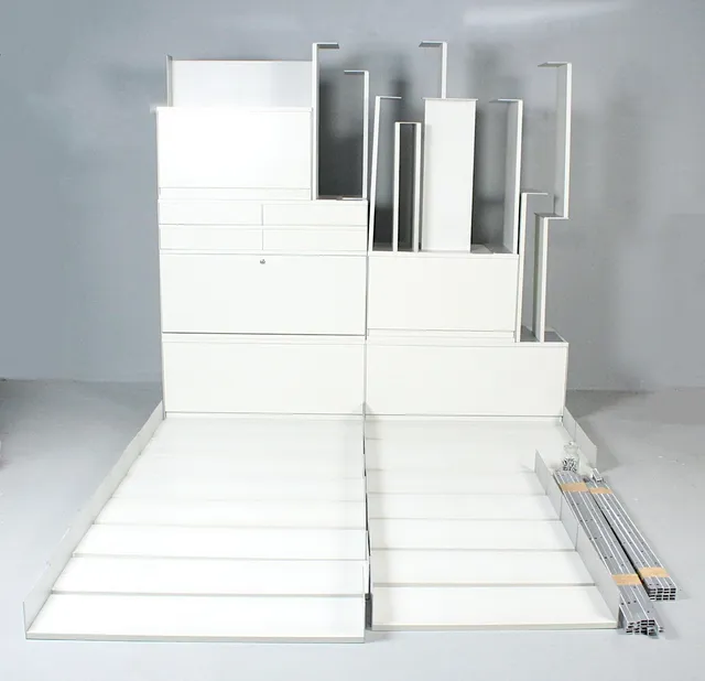 DIETER RAMS. DIETER RAMS für VITSOE. Modulares Regalsystem / Regalwand, Modell '606', lackiertes Aluminium, 1960er Jahre.
