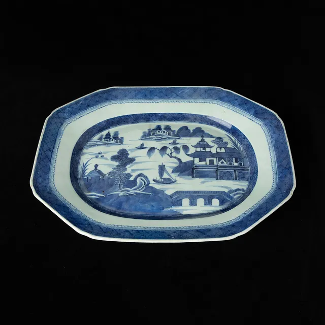 STEKFAT. Porslin, Kina, 17/1800-tal.