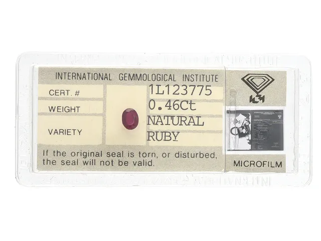 RUBIN, 0,46 ct, ovalslipad, IGI cert. 1L123775, plomberad.