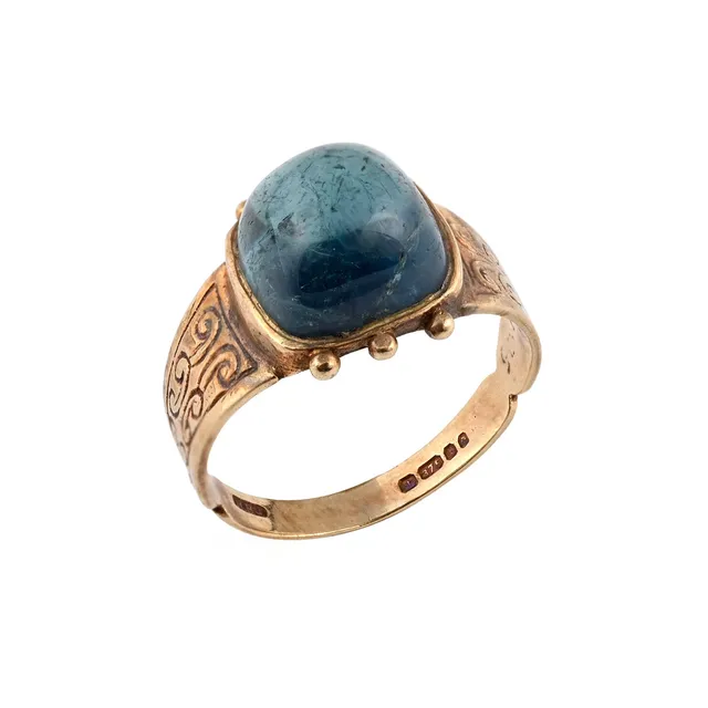 A TOURMALINE AND GOLD RING.