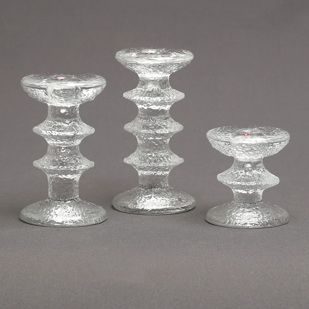 TIMO SARPANEVA. Ljusstakar, 3 st, "Festivo", glas, Iittala, Finland. — Candlesticks — Auktionshuset Kolonn