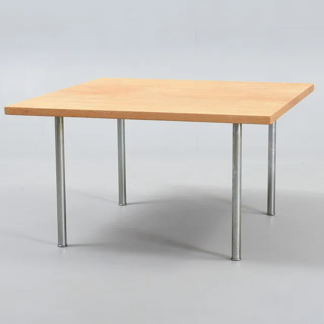 HANS J WEGNER. Andreas Tuck. Kvadratisk sofabord i egetræ. Danmark, 1960'erne.
