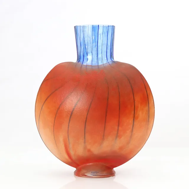 KJELL ENGMAN. VAS. Konstglas. Kosta Boda, signerad undertill.