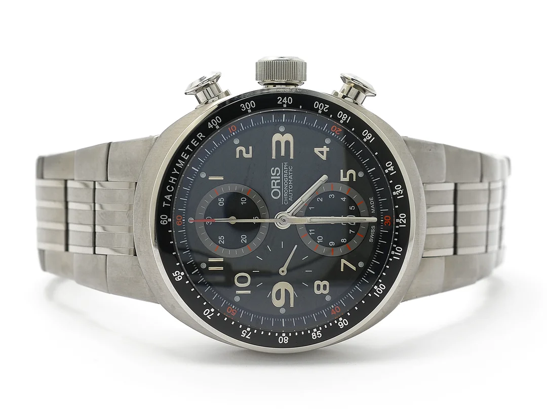 ORIS, TT3, "Tacymeter", Cal ETA 7750, Serie nr. 26-66798, Ref nr. 674.7587.72.64 MB, kronograf, herrur, 43 mm, titan, automatisk, safirglas, datum, glasbaksida, integrerad originallänk, viklås, Ref nr. 8.28.70, cert, mars 2008, box, ytterkartong. — Klockor/Oris — Kaplans
