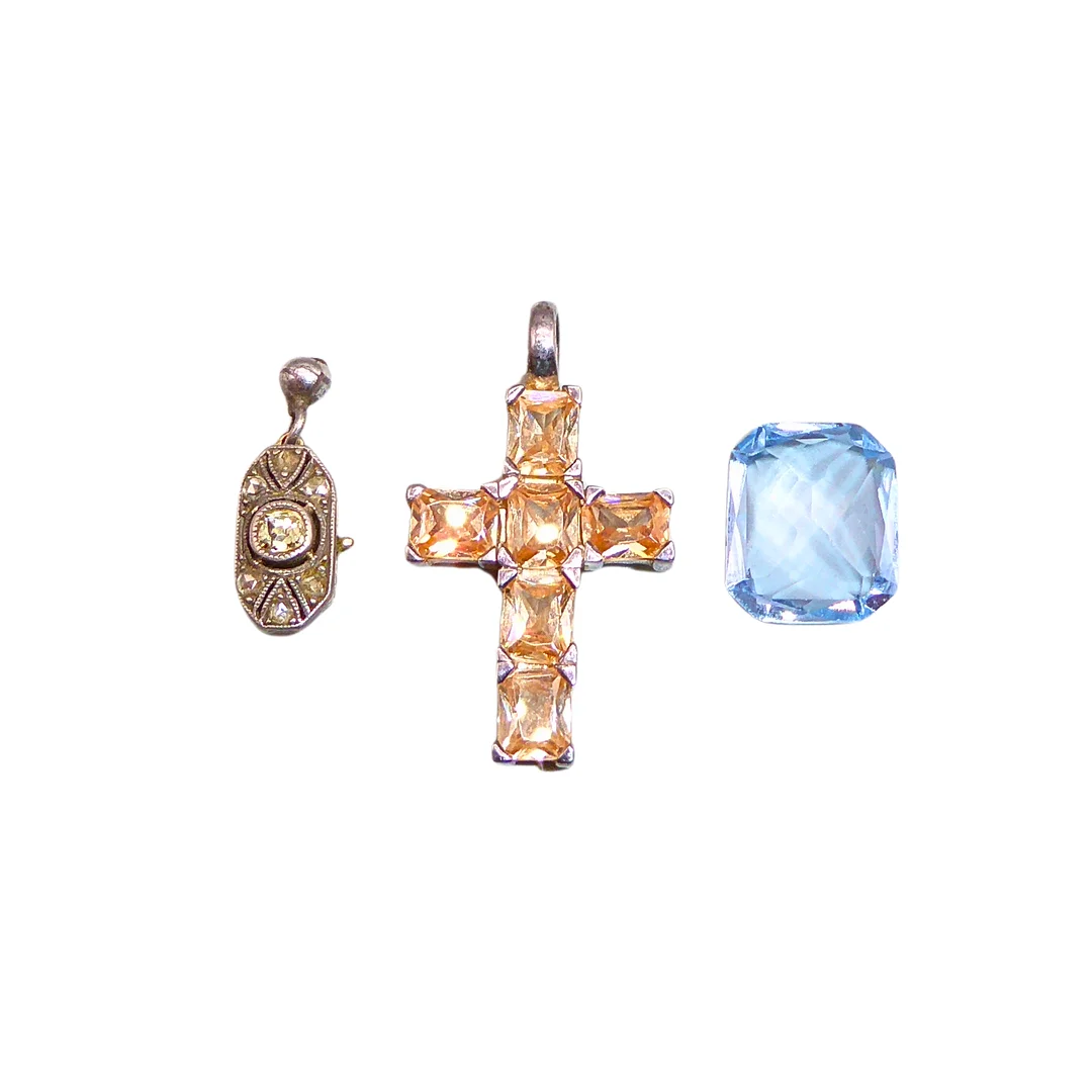 DREITEILIGES SCHMUCKSET MIT ZWEI ANHÄNGERN UND LOSEM FACETTIERTEN STEIN, 925ER SILBER. — Jewellery — Auktionshaus Stuber's Hammerschlag