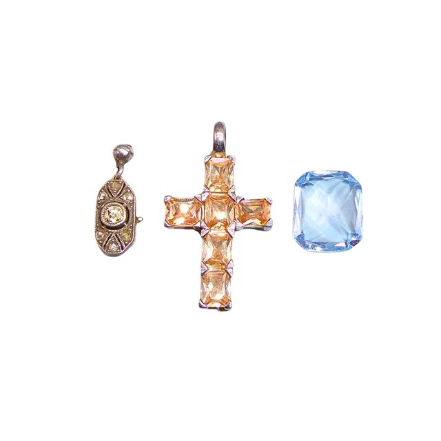 DREITEILIGES SCHMUCKSET MIT ZWEI ANHÄNGERN UND LOSEM FACETTIERTEN STEIN, 925ER SILBER.