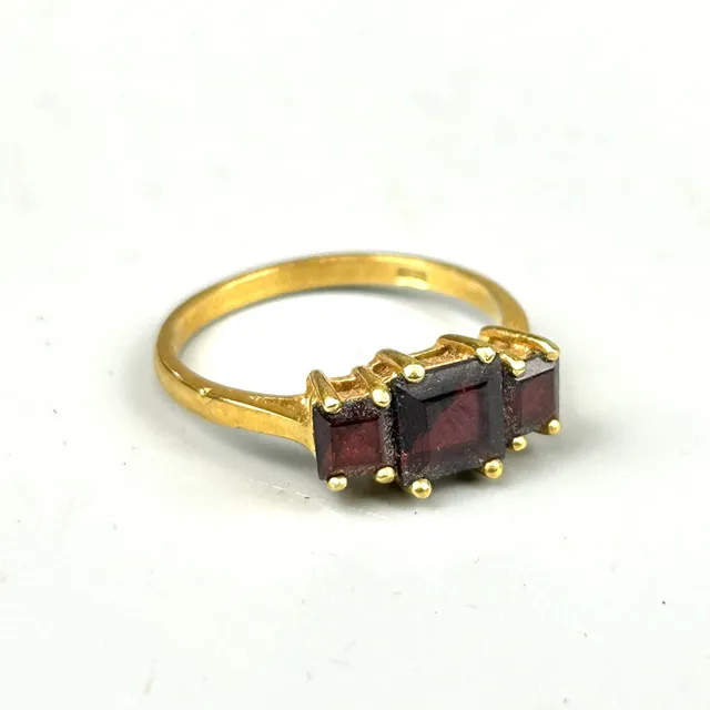 18CT GOLD GARNET RING.