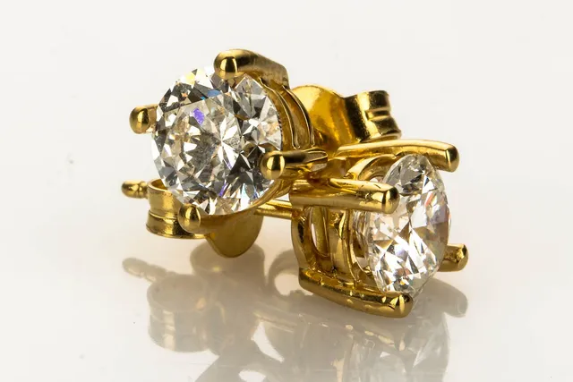 Et par lab. grown solitaire diamantørestikker af 18 kt guld, ialt ca. 2.24 ct. (2)