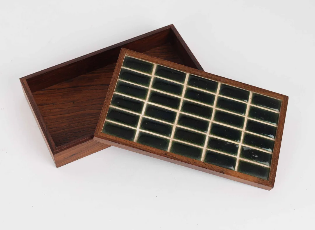 Small rosewood box, lid with miniature tiles — Hobby and collectibles/Collectibles — Lauritz