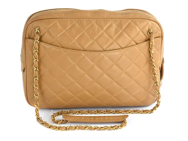 VÄSKA, CHANEL, beige quiltat skinn, detaljer i gulmetall, 30x22x6cm, hologrammärkt 1238558, cert, dustbag, bruksslitage.