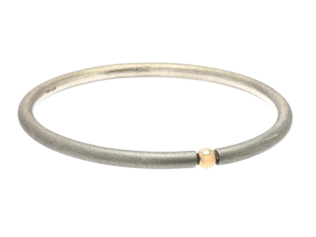 ARMRING, sterlingsilver/18K guld, innermått 6,5x7,5 cm, vikt 43,3 g. — Smycken/Armring — Kaplans