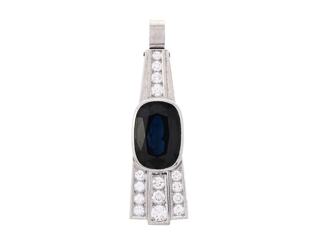 CLAES GIERTTA, hänge, 18K vitguld, ovalslipad mörkblå safir ca 4,50 ct, briljantslipade diamanter ca 0,60 ctv, ca TW/VS, Stockholm 1983, höjd 40 mm, vikt 6,4 g. (d) — Smycken/Hänge — Kaplans