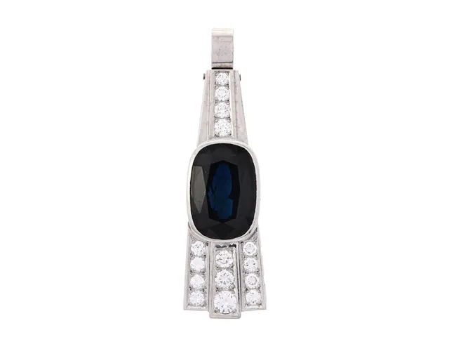 CLAES GIERTTA, hänge, 18K vitguld, ovalslipad mörkblå safir ca 4,50 ct, briljantslipade diamanter ca 0,60 ctv, ca TW/VS, Stockholm 1983, höjd 40 mm, vikt 6,4 g. (d)