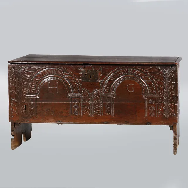 A 17TH CENTURY OAK COFFER.