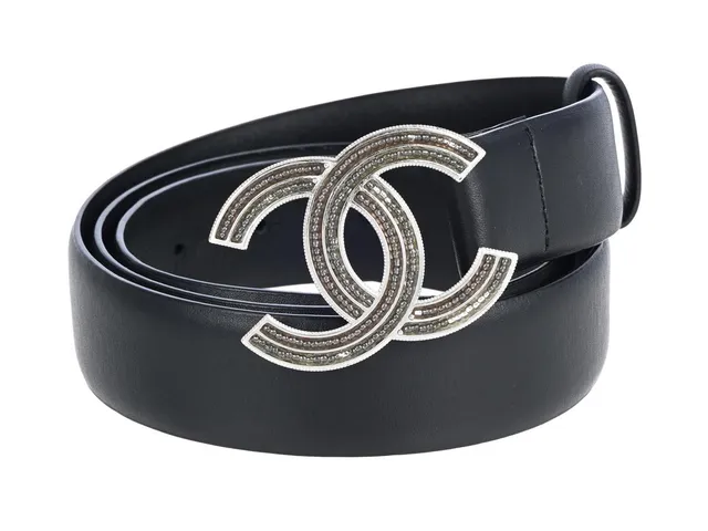 CHANEL, BÄLTE, svart läder, silverfärgade beslag, stl 90, märkt A18, S, år 2018, dustbag, originalkartong. Excellent Condition.