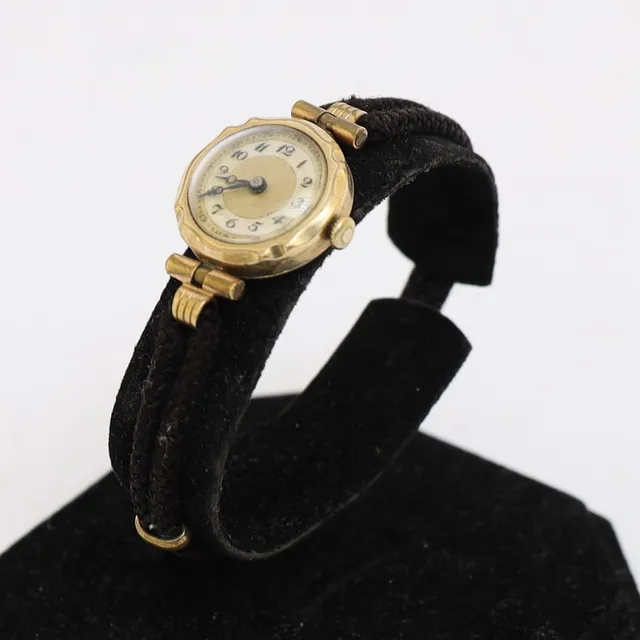 DAMARMBANDSUR, 1900-talets första del, förgylld boett, textilt armband.