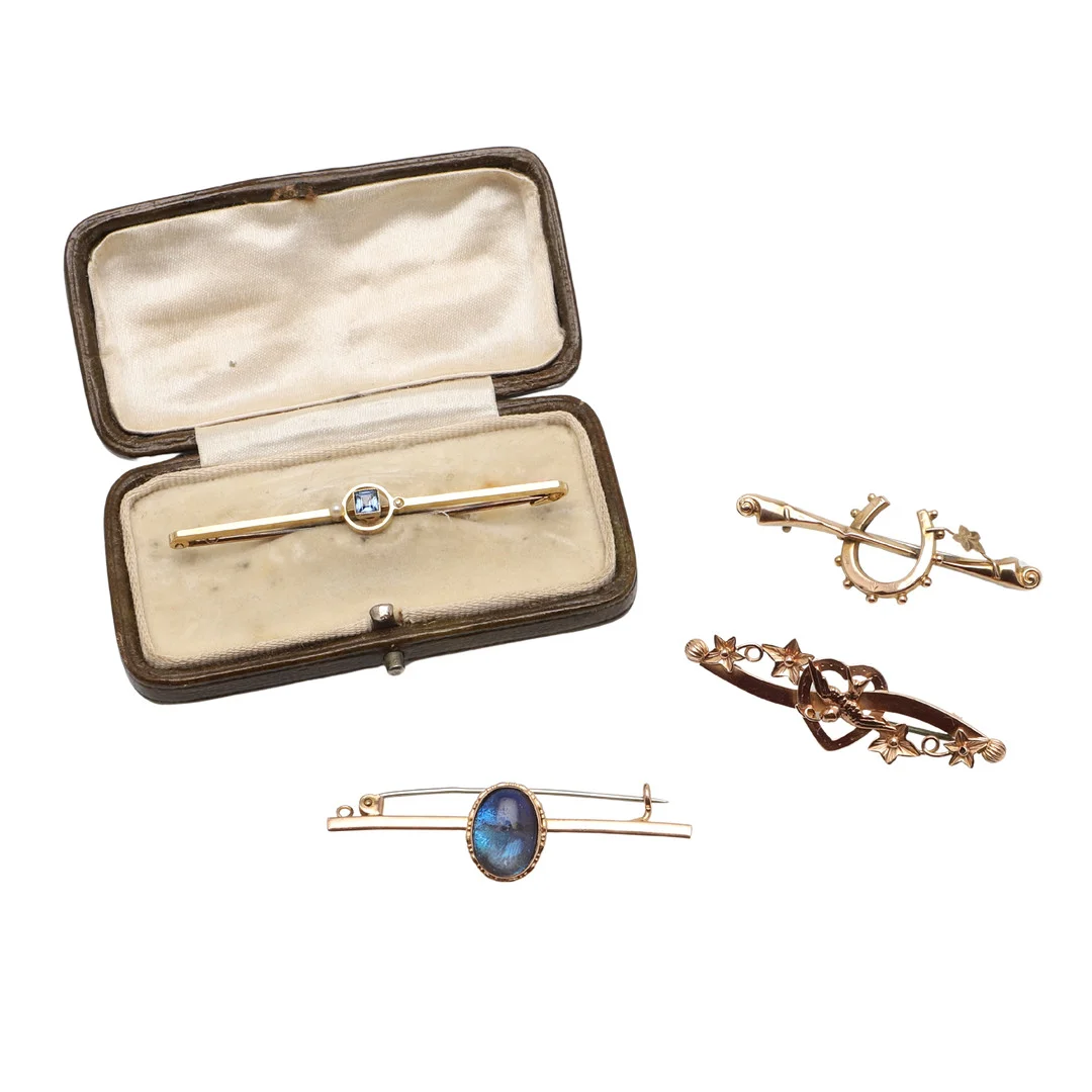 AN EARLY 20TH CENTURY 15CT GOLD AND SAPPHIRE BAR BROOCH AND THREE 9CT GOLD BROOCHES. — Brooches & Pendants — Lawrences Auctioneers