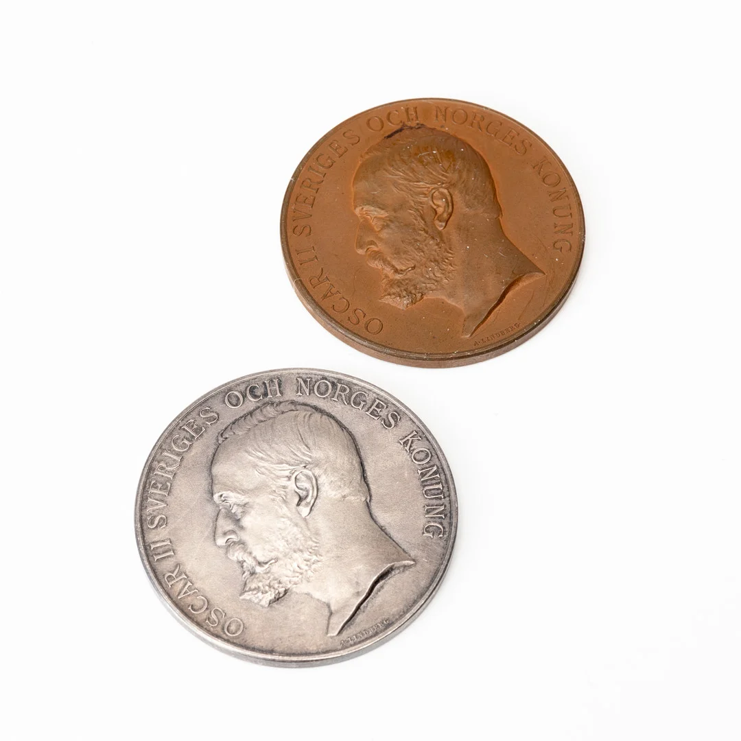 JUBILEUMSMEDALJER, 2 st, silver resp. brons, Oscar II:s 25-års jubileum, 1897. — Orders & Medals — Auktionshuset Kolonn