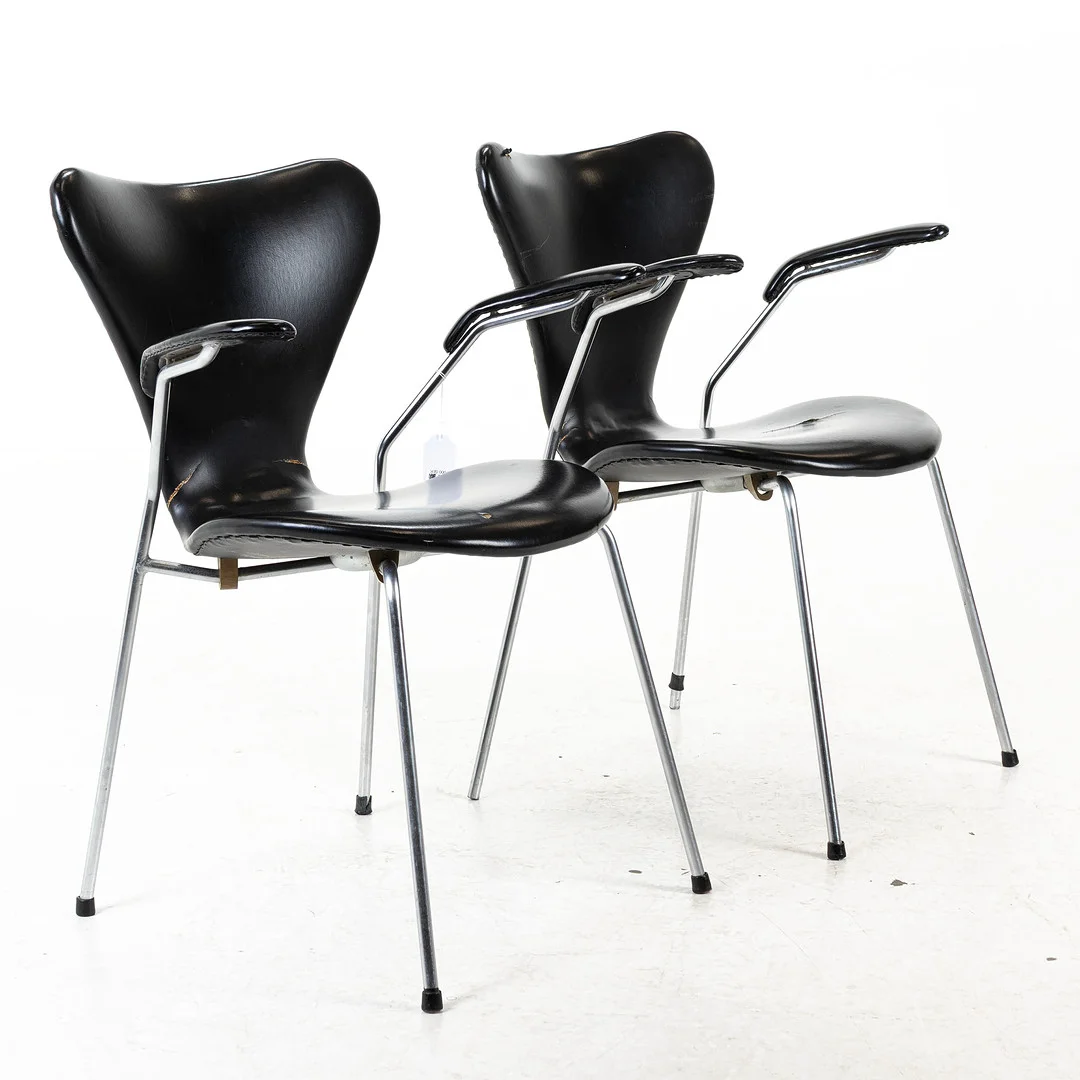 ARNE JACOBSEN. Karmstolar, ett par, "Sjuan", Fritz Hansen, 1960-tal. — Armchairs & Chairs — Handelslagret Auktionsservice