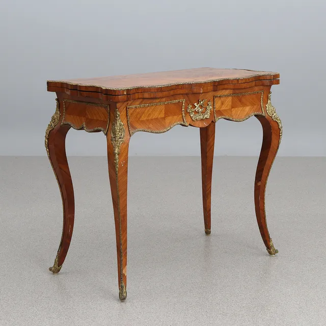 SPELBORD. Valnöt med förgyllda mässingsbeslag. Louis XV-stil, 1800-talets andra hälft.