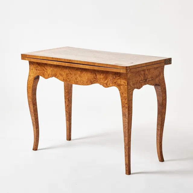 JACOB SJÖLIN (mästare i Köping och Kungsör 1767-1785/88), spelbord, rokoko av stockholmskvalitet, stämpelsignerat JAC: SJÖLIN. KÖPING. N:o 82, samt Köpings hallstämpel.