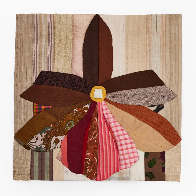 KÄTHE WULFF-MASLO (Estland/Sverige, 1915-1993). Rödbrun Miltonia-Orkidé, signerad och daterad 1974, applikation, väggtextil.