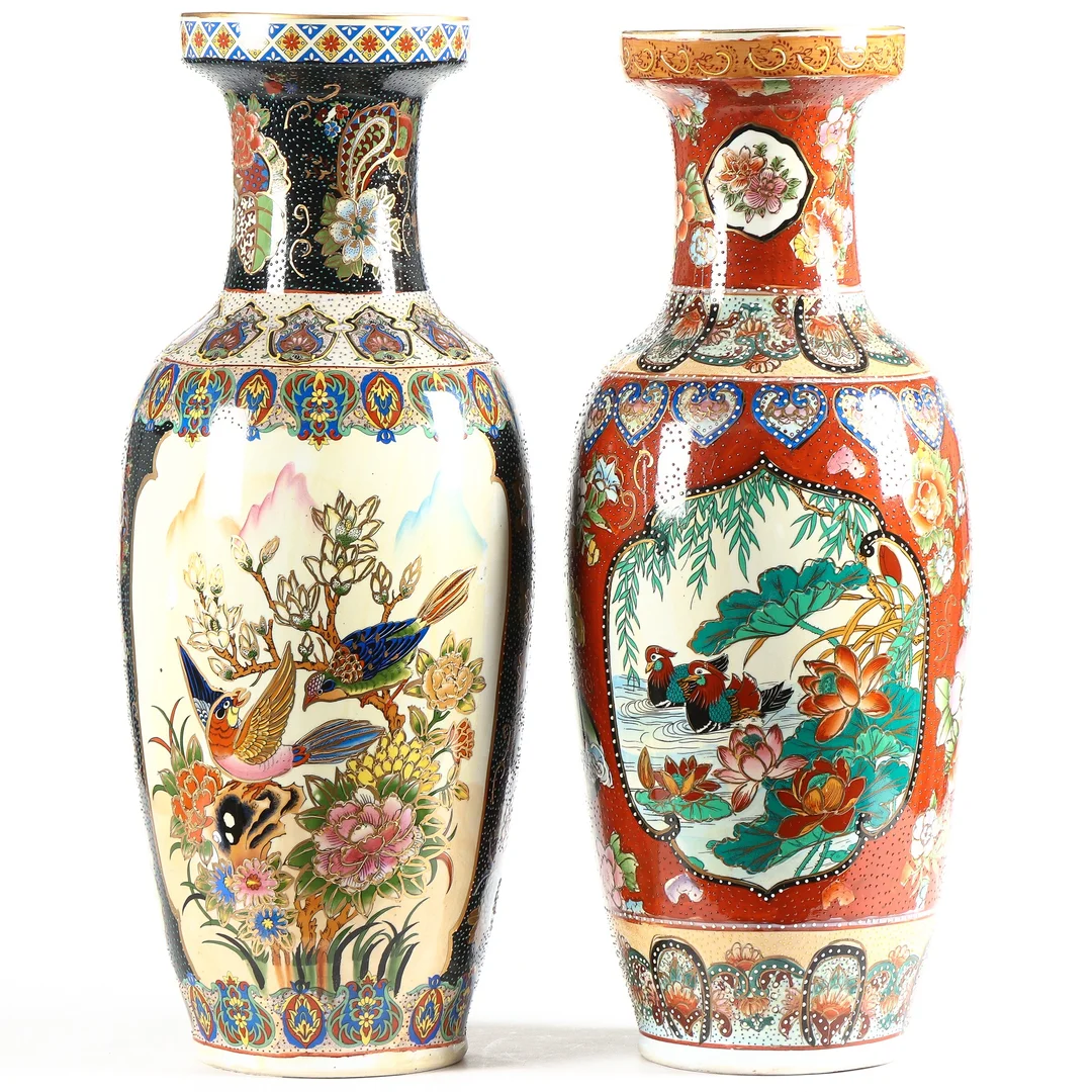 Two Chinese porcelain vases, decorated in colors and gold, 1900s. (2) — Hobby and collectibles/Asian art — Lauritz