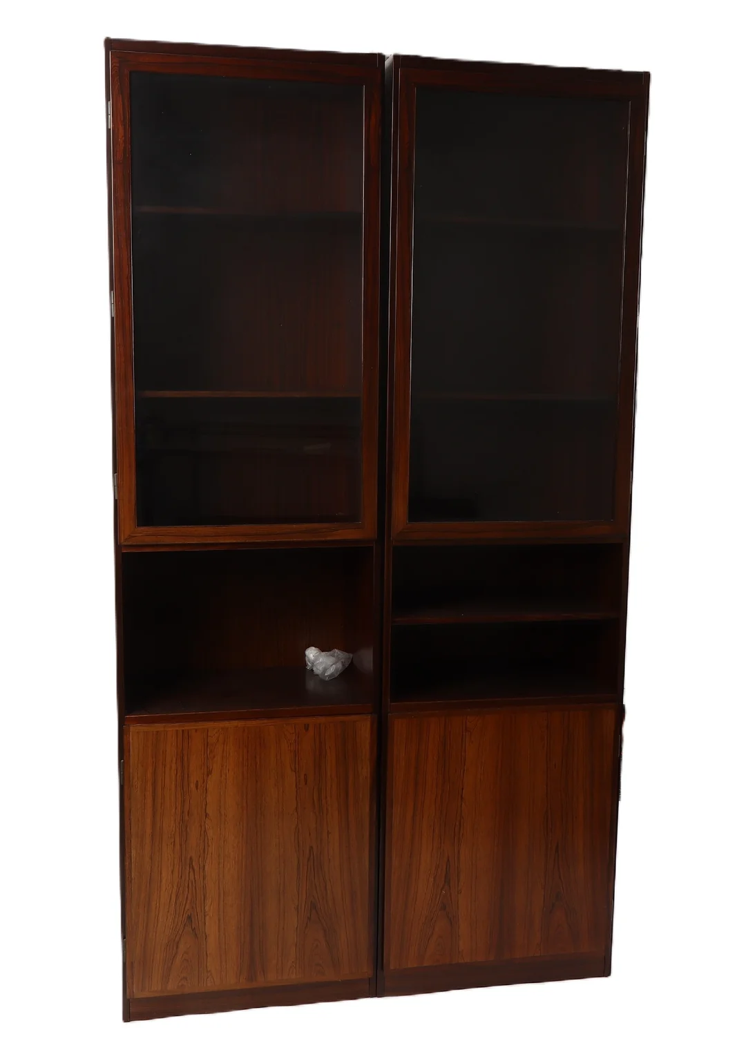 Danish furniture manufacturer. Two display cabinets in rosewood, 1970/80s — Furniture/Cabinets, chests of drawers — Lauritz