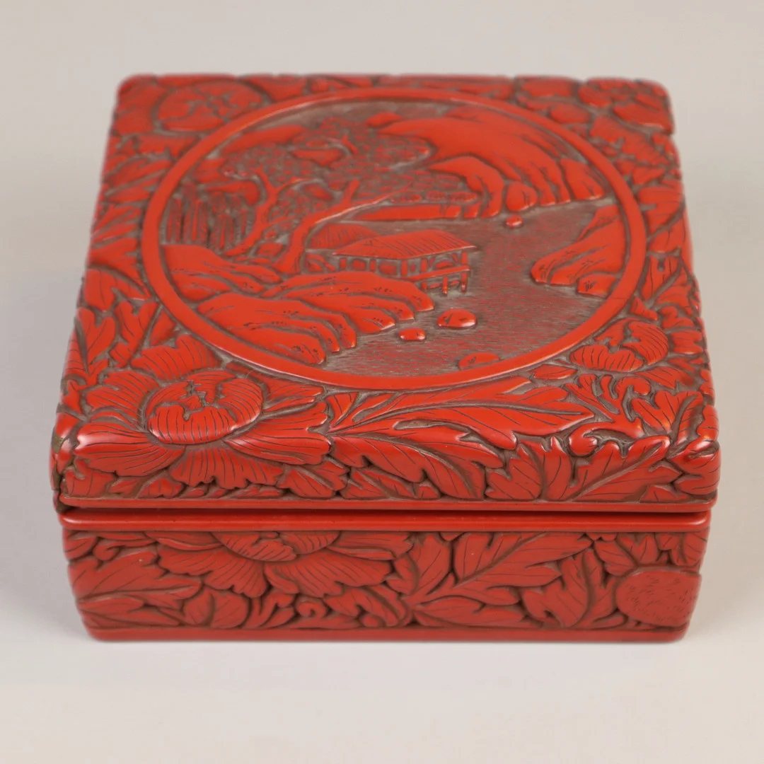 - LACKSCHATULLE - China, rot-schwarze Lackkunstarbeit. — Asiatica — Auktionshaus Blank