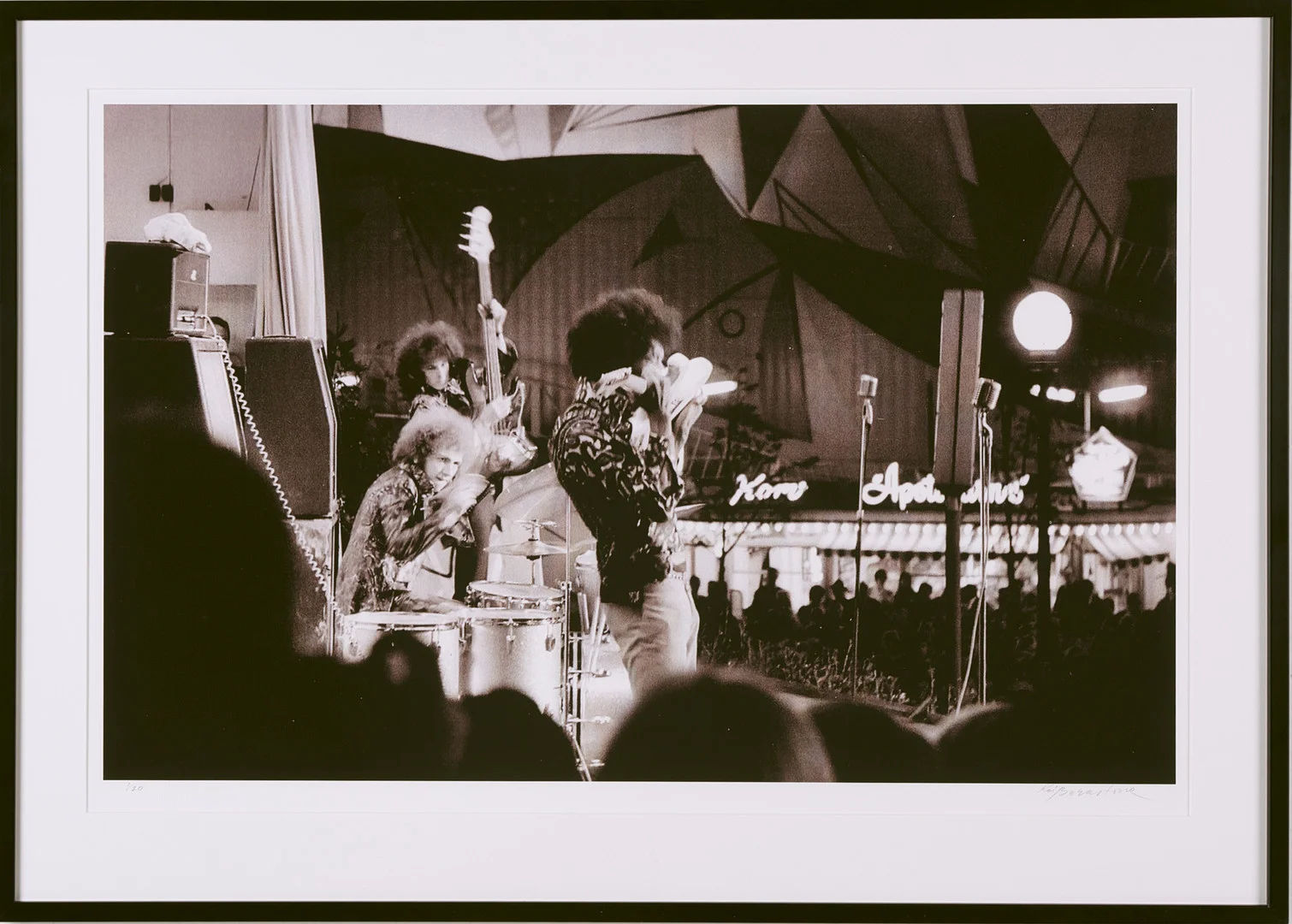 EMANUEL BERNSTONE. Jimi Hendrix, signerad och numrerad 1/20, gicletryck. — Photography — Stockholms Auktionsverk Sickla