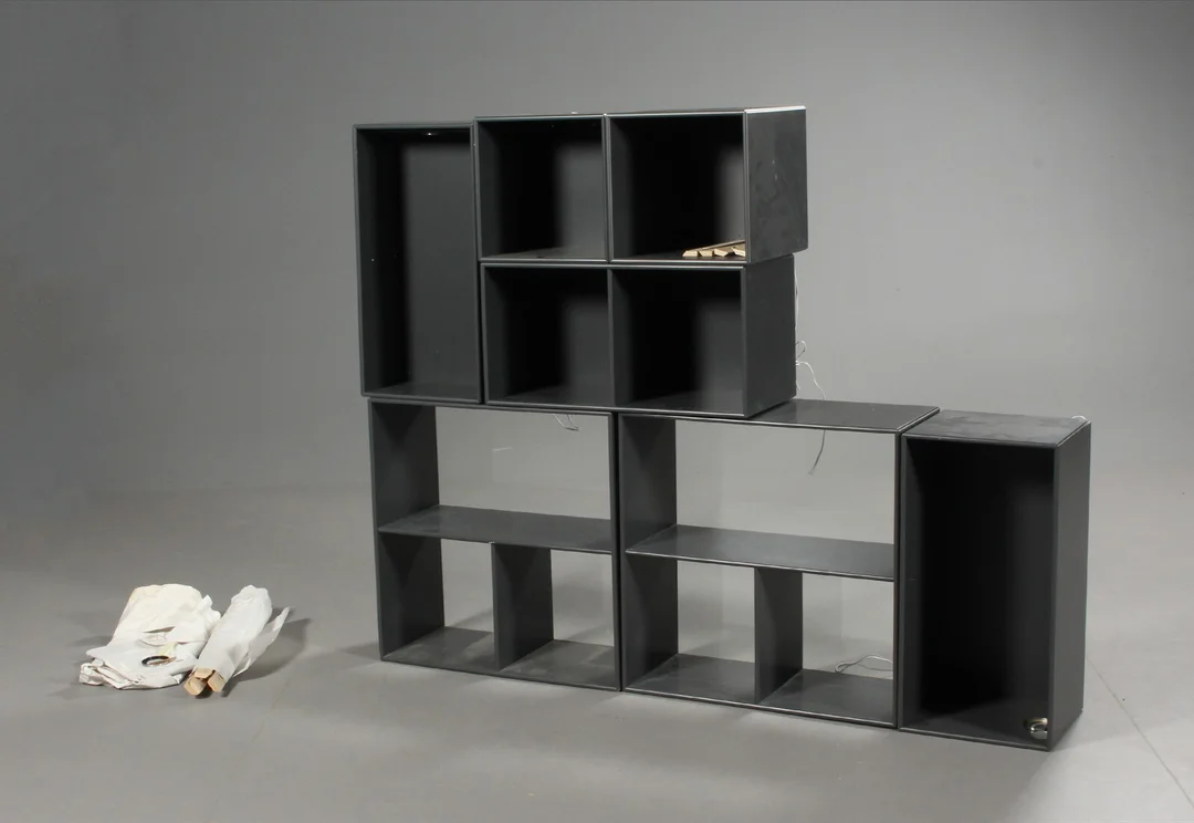 Peter J. Lassen. 7 Montana moduler af grålakeret MDF-plade. (7) — Furniture/Shelving — Lauritz