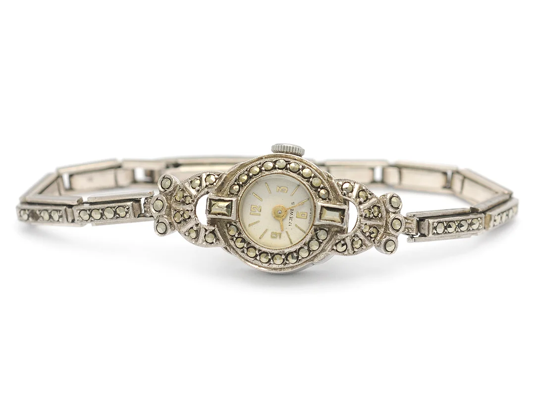 DAMUR, 16 mm, silver, manuell, plexiglas, skadad urtavla, markasiter, integrerad länk med markasiter, längd 155-168 mm, ca 1960. — Klockor/Övriga klockor — Kaplans