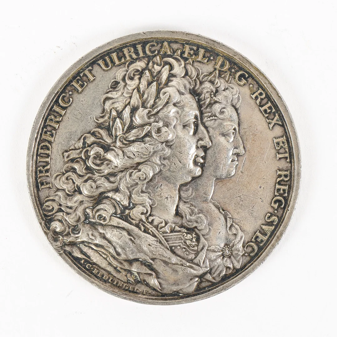 MEDALJ, Svenska kungahusets ära och lycka 1723, silver. Av Johann Carl Hedlinger. — Orders & Medals — Karlstad Hammarö Auktionsverk
