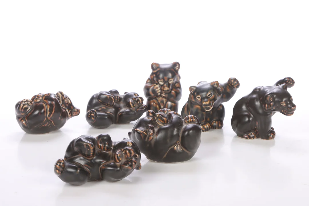 Knud Kyhn for Royal Copenhagen. Seven bears made of glazed stoneware — Glass, porcelain and ceramics/Figures — Lauritz