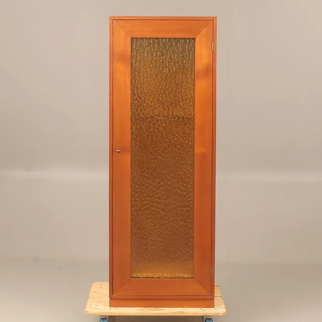 VAPENSKÅP, teak och glas, 1900-talets andra hälft.
