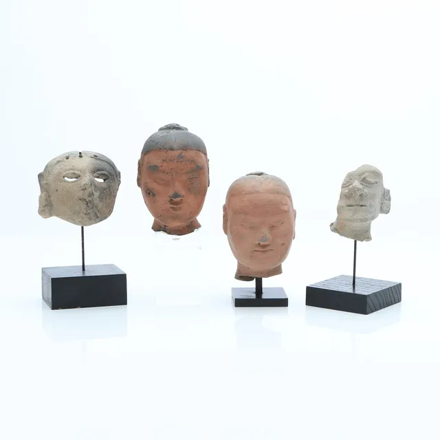 HUVUD-FRAGMENT, FYRA ST. Keramik.