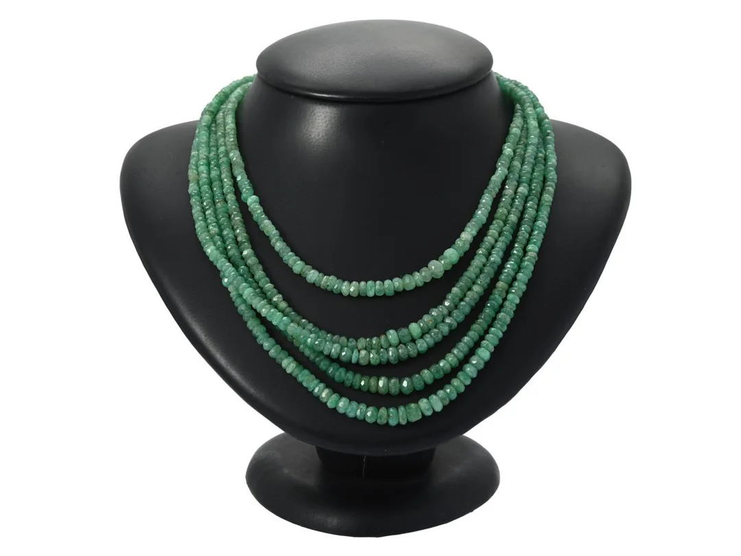 COLLIER, smaragder, tråd, 5-radig, längd ca 80 cm, vikt 65,1 g, stenar med skador. — Smycken/Collier — Kaplans
